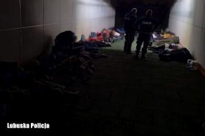 Lubuscy policjanci zatrzymali busa na czeskich numerach z 41 imigrantami z Iraku oraz Turcji  na pokładzie. Chciały nielegalnie przekroczyć granice z Niemcami. Samochód kierowany był przez obywatela Ukrainy