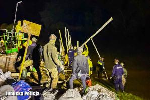 [VIDEO] Nocna walka Policji i innych służb w naprawie uszkodzonej śluzy. W akcji brały udział śmigłowce