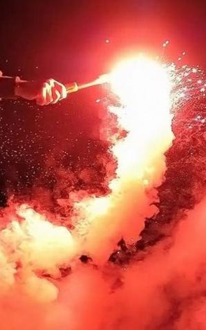 [VIDEO] 28 kibiców zatrzymanych w związku z posiadaniem rac i narkotyków w trakcie meczu