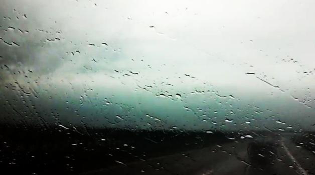 [VIDEO] W burzach i deszczu setki tysięcy Polaków jadą nad morze 