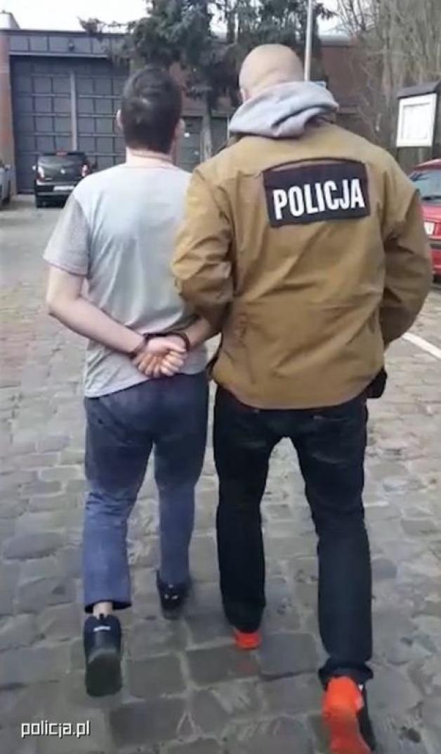 [VIDEO] Poszukiwany za oszustwa ukrył się w ścianie