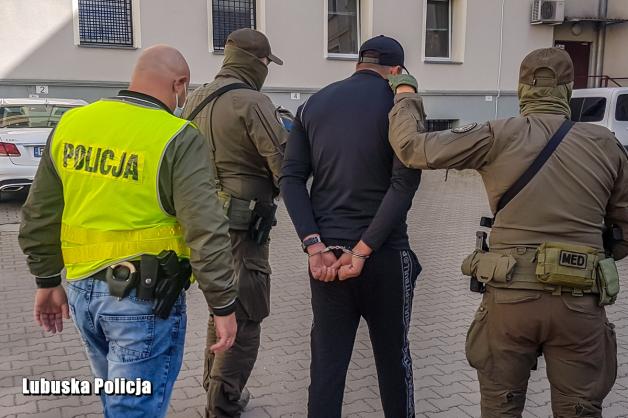 Narazili skarb państwa na utratę prawie 24 milionów złotych. Przestępcy zatrzymani przez policjantów i funkcjonariuszy krajowej administracji skarbowej