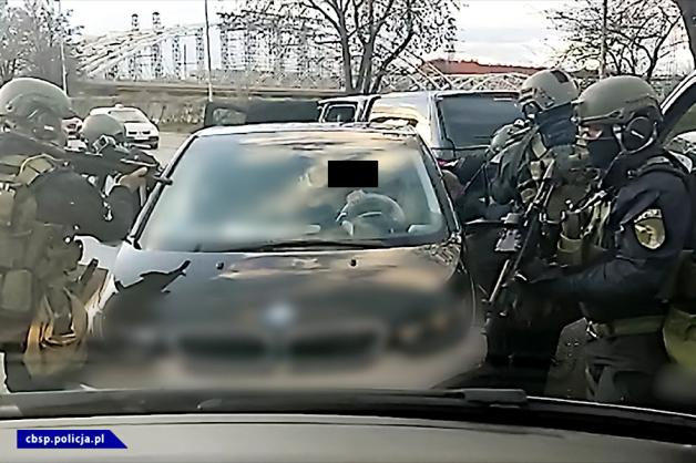 [VIDEO] Przejęta broń, maczeta i narkotyki - akcja krakowskiego CBŚP.  Grupa przestępcza zajmowała się przemytem dużej ilości narkotyków z Hiszpanii