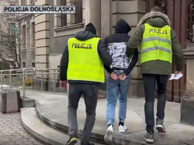 Najpierw wjechali autem w grupę pieszych idących chodnikiem, a następnie maczetami zranili 25-latka. Sprawców przestępstwa zatrzymali policjanci